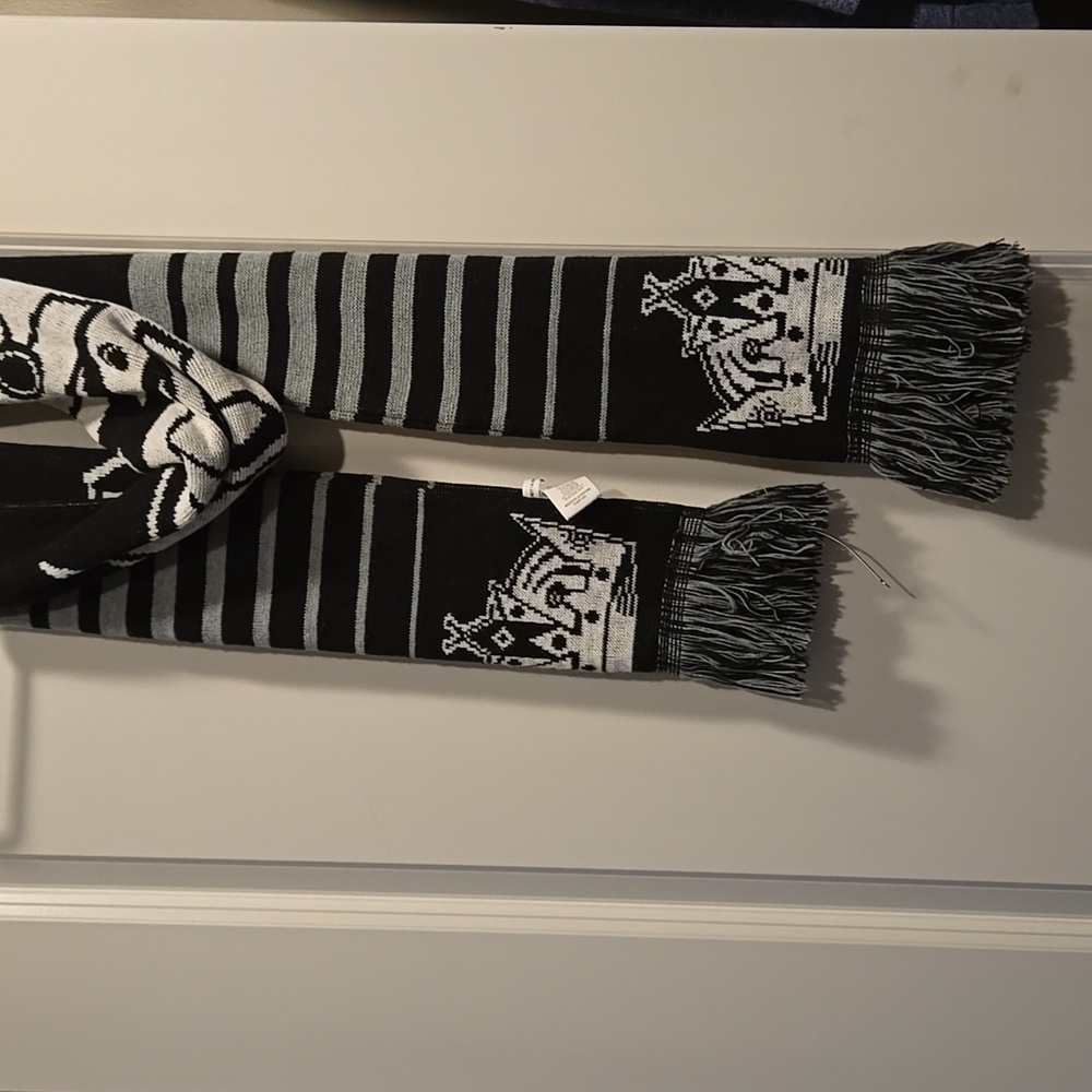 Forever Collectibles NHL Hockey Los Angeles LA Kings Logo Black & Gray Scarf